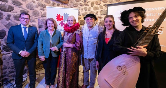 In attesa dell'evento: (da sinistra) Dominik Holzer (Euregio), la vicepresidente della Provincia di Bolzano Rosmarie Pamer, l'autrice Sabina Mair, l'illustratore Alessio Nalesini, la cantante Giorgiana Pelliccia e Alessandro Baldessarini (liuto). (Foto: USP/Jacopo Coen)