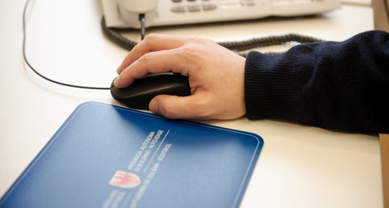 Das Personal des Landes darf künftig bei Bedarf und mit Zustimmung der Verwaltung bis zum 70. Lebensjahr weiterarbeiten - diese und weitere Regelungen für die Abordnung von Beschäftigten an andere Körperschaften mit öffentlichem Auftrag hat die Landesregierung am 22. Juli auf Vorschlag von Personallandesrätin Magdalena Amhof genehmigt. (Foto: LPA/Claudia Corrent)