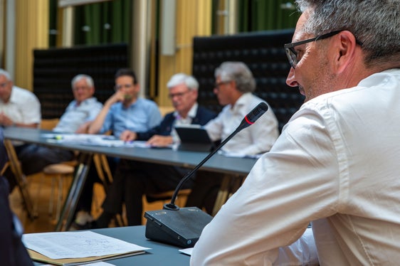 Il presidente Kompatscher (a destra) a colloquio con i rappresentanti delle Comunità comprensoriali e dei Comuni (Foto: ASP/Fabio Brucculeri)