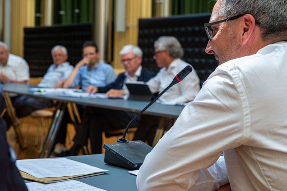 Landeshauptmann Kompatscher (r.) im Gespräch mit den Bezirksgemeinschften und Gemeindenvertretenden: Die Egato wird selbst keine Dienste der Abfallbewirtschaftung führen, sondern ein reines Entscheidungsgremium bleiben. (Foto: LPA/Fabio Brucculeri)