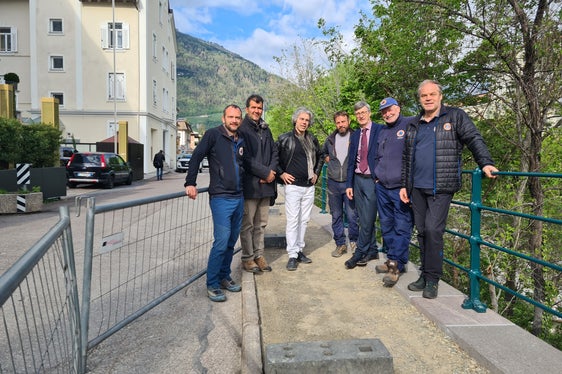 Il sopralluogo a Merano. Nella foto (da sinistra) Florian Nössing, Roberto Beneduce, Stefan Götsch, Thomas Pichler, l'assessore Stefan Frötscher, Konrad Hofer e Peter Egger. (Foto: ASP/Comune di Merano/Stefano Bolognesi)