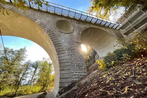Die Bogenbrücke bei Nauraun in der Gemeinde Tisens ist nun saniert - und somit sicherer und aufgewertet. (Foto: LPA/Straßendienst/Mottironi)