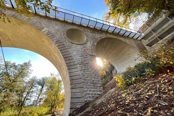 Die Bogenbrücke bei Nauraun in der Gemeinde Tisens ist nun saniert - und somit sicherer und aufgewertet. (Foto: LPA/Straßendienst/Mottironi)