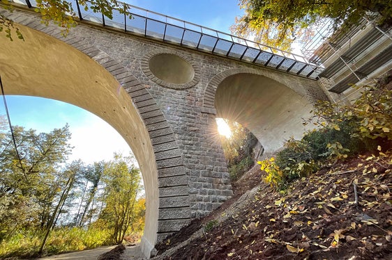 I lavori di risanamento del ponte ad arco a Narano nel comune di Tesimo sono stati ultimati. Garantita maggiore sicurezza e rivalutata la struttura. Realizzato anche un marciapiede grazie ad una struttura in acciaio (Foto: ASP/Servizio strade/Mottironi)