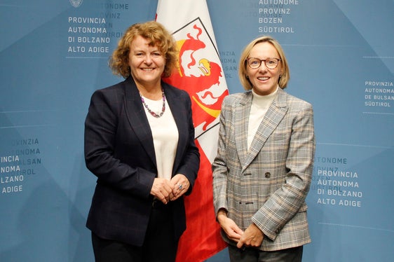 Su richiesta dell’assessora provinciale al Lavoro Magdalena Amhof (a destra) e dell’assessora provinciale alla Coesione sociale Rosmarie Pamer (a sinistra), l’indennità per le convenzioni individuali per l'inserimento lavorativo e per l'occupazione lavorativa, nei laboratori per persone con disabilità e nei servizi per l’occupazione lavorativa per persone con malattie psichiche e dipendenze viene aumentata. (Foto: USP)