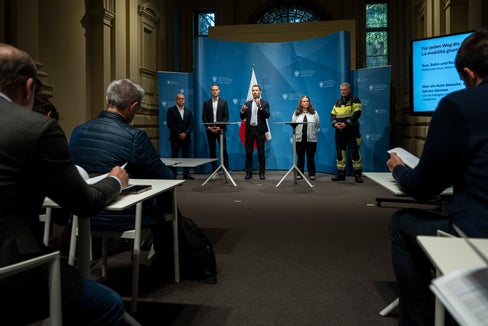 Per accompagnare l'evoluzione della mobilità elettrica e la possibilità di installare i sistemi di ricarica domestica, il 27 ottobre la Provincia autonoma di Bolzano ha presentato la nuova guida “Ricaricare in condominio”. Alla conferenza stampa hanno preso parte (in piedi, da sinistra a destra): il presidente di ANACI Alto Adige, Marco Lombardozzi, il direttore dell’Ufficio Infrastrutture e mobilità sostenibile, Alexander Alber, il direttore del Dipartimento Infrastrutture e Mobilità, Martin Vallazza, la direttrice dell’Ufficio Prevenzione incendi, Arianna Villotti, e il comandante del Corpo permanente dei vigili del fuoco di Bolzano, Florian Alber. (Foto: USP/Fabio Brucculeri)