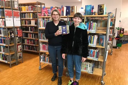 Circa 3000 i partecipanti a Leggimi 2023, il progetto di lettura estivo promosso dalle Ripartizioni cultura italiana e cultura tedesca. Nell'immagine Luisella Raveane, bibliotecaria di Laives, e Federica Colaone una delle giovani vincitrici del concorso (Foto: ASP/Ufficio educazione permanente biblioteche e audiovisivi)