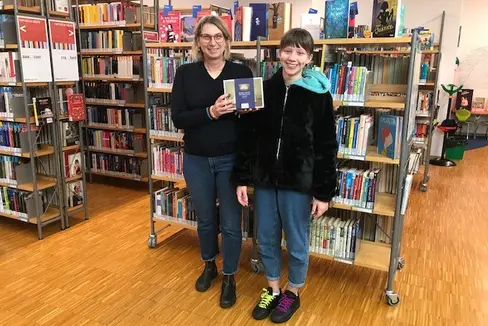 Circa 3000 i partecipanti a Leggimi 2023, il progetto di lettura estivo promosso dalle Ripartizioni cultura italiana e cultura tedesca. Nell'immagine Luisella Raveane, bibliotecaria di Laives, e Federica Colaone una delle giovani vincitrici del concorso (Foto: ASP/Ufficio educazione permanente biblioteche e audiovisivi)