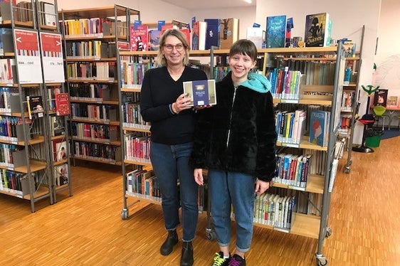 Circa 3000 i partecipanti a Leggimi 2023, il progetto di lettura estivo promosso dalle Ripartizioni cultura italiana e cultura tedesca. Nell'immagine Luisella Raveane, bibliotecaria di Laives, e Federica Colaone una delle giovani vincitrici del concorso (Foto: ASP/Ufficio educazione permanente biblioteche e audiovisivi)