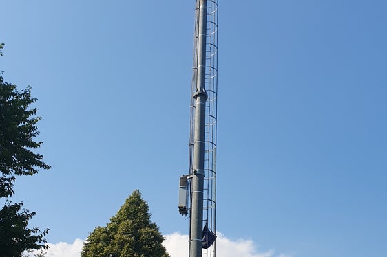 Il pilone e l'antenna di trasmissione installati al centro sportivo di Maso Ronco (Foto: RAS)
