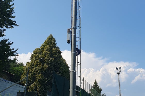 Il pilone e l'antenna di trasmissione installati al centro sportivo di Maso Ronco (Foto: RAS)