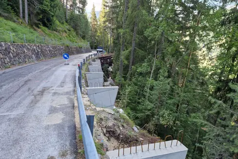 Il ciglio della strada lungo il guardrail presentava pericolosi cedimenti. Per questo motivo è stato elaborato un progetto per stabilizzarlo con una banchina in cemento (Foto: ASP/Jörg Seehauser)
