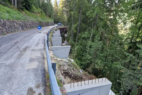 Mit einer Betonböschung wird die Landesstraße stabilisiert. (Foto: LPA/Jörg Seehauser)