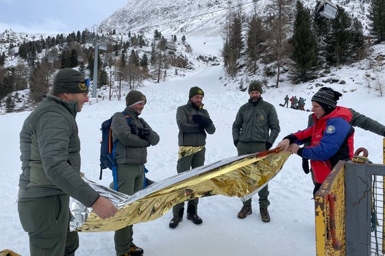 In Kleingruppen wurde in den Skigebieten Jochtal/Vals, Ratschings und Schnals (im Bild) im Gelände gearbeitet und etwa der sachgerechte Umgang mit der Rettungsdecke erlernt. (Foto: LPA/Lawinenwarndienst)