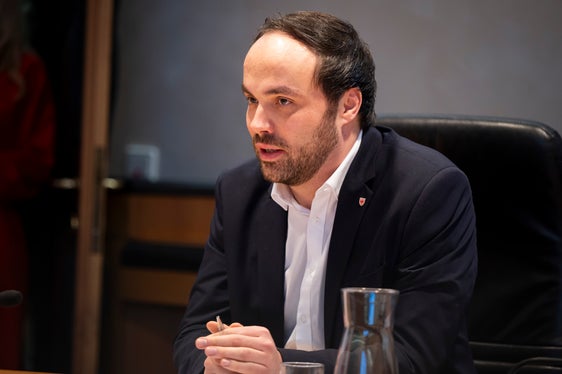 “Dobbiamo aprire opportunità e prospettive reali per i bambini e i giovani e concentrarci sul sostegno individuale, che funziona con concetti innovativi e progetti personalizzati, ma soprattutto con finanziamenti aggiuntivi per specialisti ben formati”, sottolinea l'assessore alla Istruzione, Formazione e Cultura tedesca, Philipp Achammer.