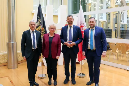 Von links Staatssekretär Patrick Rapp, die Landtagsabgeordnete von Baden-Württemberg, Theresia Bauer (Grüne), Landesrat Daniel Alfeider und der baden-württembergische Landtagsabgeordnete Ruben Rupp (AfD) (Foto: LPA/Ingo Dejaco)