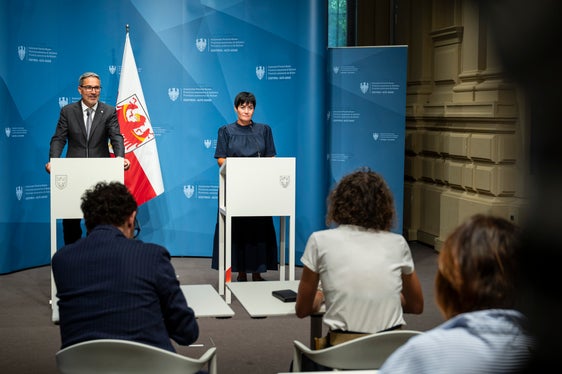 Die Landesregierung hat das gemeinnütziges Bauen jetzt genau geregelt. Die Details stellte Landesrätin Ulli Mair bei der Pressekonferenz nach der Landesregierungssitzung mit Landeshauptmann Arno Kompatscher vor. (Foto: LPA/Fabio Brucculeri)