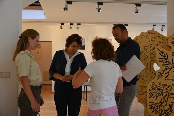 Landesrätin Hochgruber Kuenzer hat sich in Truden darüber informiert, wie die Naturparkschule erweitert werden soll. (Foto: LPA/Marcella Morandini)