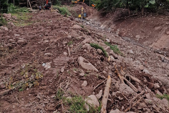 Nach einem Murgang räumt die Wildbachverbauung das Bachbett des Röthenbachs im Sarntal wieder frei. (Foto: LPA/Landesamt für Wildbach- und Lawinenverbauung Nord der Agentur für Bevölkerungsschutz)