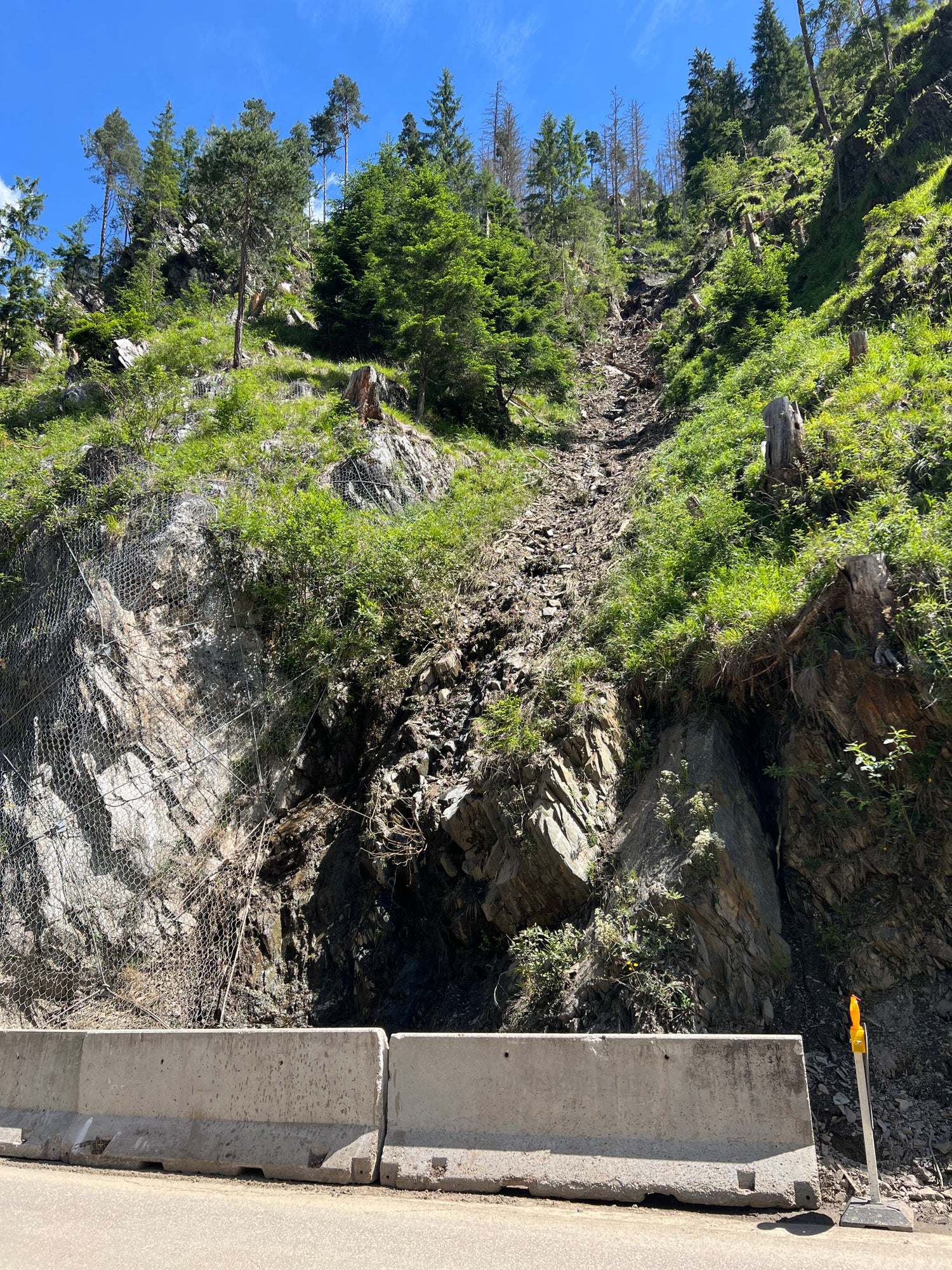 Nel dettaglio, al km 12+100 sono previsti il disgaggio del versante, ossia la rimozione di porzioni di roccia instabili per mettere in sicurezza la strada sottostante, e l’installazione di reti in aderenza per mettere in sicurezza gli speroni rocciosi. Al km 12+750 saranno invece eseguiti interventi di pulizia del materiale presente nel canalone e ulteriori operazioni di disgaggio. (Foto: USP/Dipartimento Infrastrutture e Mobilità)