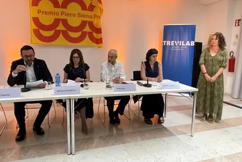 Die dritte Ausgabe des Piero-Siena-Preises ist abgeschlossen. Im Bild (von links): Landesrat Marco Galateo, Amtsdirektorin Marisa Giurdanella, Kurator Denis Isaia, die Kunsthistorikerin und Jurymitglied Federica Lamedica und die Preisträgerin Samira Mosca. (Foto: GNews)