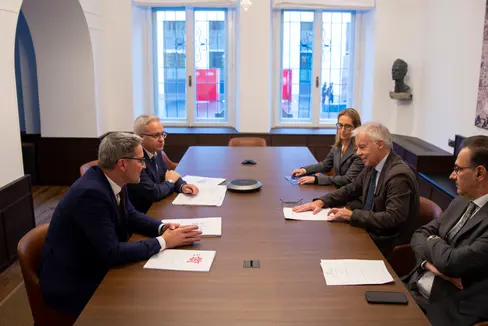 Landeshauptmann Kompatscher (im Bild l. mit dem Generalsekretär des Landes, Eros Magnago) im Austausch mit Alberto Rizzo (r. Mitte), Kabinettchef von Justizminister Carlo Nordio (Foto: LPA/Fabio Brucculeri)