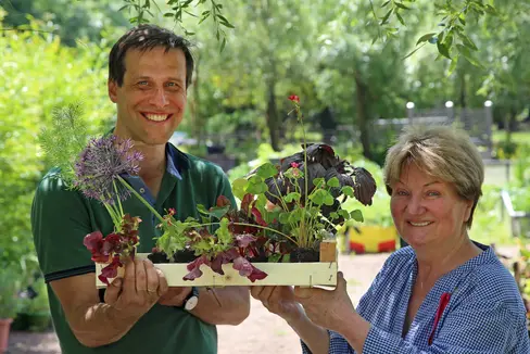 Ingrid Greissenegger (a sinistra, nella foto con il direttore della City Farm Augarten, Wolfgang Palme) parlerà martedì 6 maggio a Bolzano dell'orticoltura urbana e del centro didattico-pedagogico City Farm Augarten di Vienna, di cui è co-direttrice. (Foto: Teßmann/Gerhard Deutsch)
