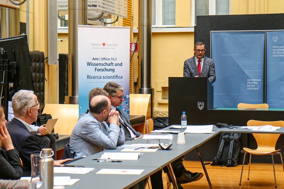 Die RIS3-Strategie ist die Basis unserer Arbeit, betonte Abteilungsdirektor Franz Schöpf bei der heutigen Sitzung des Rates für Wissenschaft, Forschung und Innovation. (Foto: LPA/Ingrid Silginer)