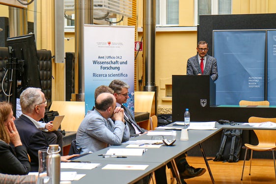 Franz Schöpf, direttore della Ripartizione Innovazione, Ricerca, Università e Musei ha presentato i capisaldi della ricerca e dell'innovazione altoatesina (Foto: ASP/Ingrid Silginer)