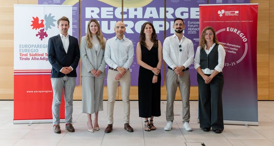 Premio Giovani Ricercatori dell’Euregio 2025: i sei finalisti (da sinistra) Valentin Wett, Julia Hofmann (3° posto), Saleh Hamed, Elena Fogazzi (2° posto), Marco Turrini e Eva Casotti (1° posto). (Foto: EFA/Philipp Huber)