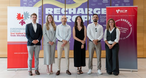 Euregio JungforscherInnenpreis 2025: die sechs Finalisten (v. l.) Valentin Wett, Julia Hofmann (3. Platz), Saleh Hamed, Elena Fogazzi (2. Platz), Marco Turrini und Eva Casotti (1. Platz). (Foto: EFA/Philipp Huber)
