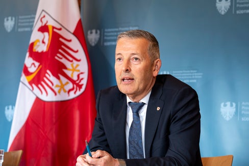 L'assessore provinciale Peter Brunner ha illustrato le prossime iniziative relative al Parco Nazionale dello Stelvio durante la conferenza stampa tenutasi dopo la seduta straordinaria della Giunta provinciale in Val Venosta. Ha inoltre approfondito la questione degli investimenti necessari nei centri visitatori: Per il rinnovamento dei centri visitatori nei comuni del Parco Nazionale, la Provincia stanzia ogni anno 850.000 euro nell’ambito di un piano pluriennale. (Foto: USP/Fabio Brucculeri)