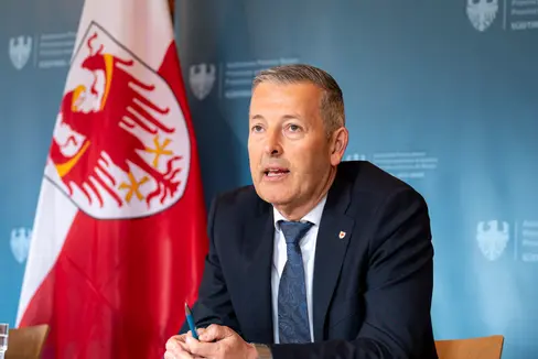 L'assessore provinciale Peter Brunner ha illustrato le prossime iniziative relative al Parco Nazionale dello Stelvio durante la conferenza stampa tenutasi dopo la seduta straordinaria della Giunta provinciale in Val Venosta. Ha inoltre approfondito la questione degli investimenti necessari nei centri visitatori: Per il rinnovamento dei centri visitatori nei comuni del Parco Nazionale, la Provincia stanzia ogni anno 850.000 euro nell’ambito di un piano pluriennale. (Foto: USP/Fabio Brucculeri)