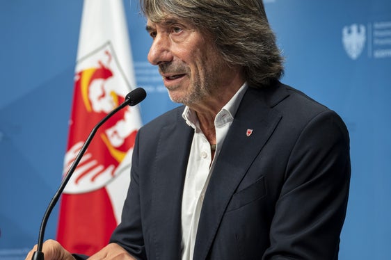 “Stiamo assistendo a un'inversione di tendenza positiva nei tempi di attesa. Nel 2025 siamo già riusciti a offrire un numero significativamente maggiore di appuntamenti per prime visite entro i termini previsti, nonostante la domanda di appuntamenti sia in costante aumento”, sottolinea Hubert Messner, assessore provinciale alla Prevenzione sanitaria e Salute. (Foto: USP/Fabio Brucculeri)