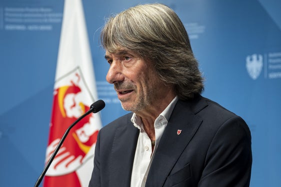 “Stiamo assistendo a un'inversione di tendenza positiva nei tempi di attesa. Nel 2025 siamo già riusciti a offrire un numero significativamente maggiore di appuntamenti per prime visite entro i termini previsti, nonostante la domanda di appuntamenti sia in costante aumento”, sottolinea Hubert Messner, assessore provinciale alla Prevenzione sanitaria e Salute. (Foto: USP/Fabio Brucculeri)