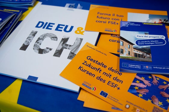 Auch Informationsmaterial über EU-Förderungen und Projekte stand bei der Projektmesse zur Verfügung. (Foto: LPA/Fabio Brucculeri)