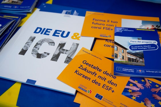 Auch Informationsmaterial über EU-Förderungen und Projekte stand bei der Projektmesse zur Verfügung. (Foto: LPA/Fabio Brucculeri)