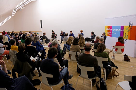 Rund 50 Interessierte aus dem Kunst-, Kultur- und Wirtschaftsbereich: ein reger und spannender Austausch zwischen den Podiumsgästen, Landesrat Philipp Achammer und dem Publikum. Durch den Abend moderierte Harald Pechlander. (Foto: LPA/Peter Natter)