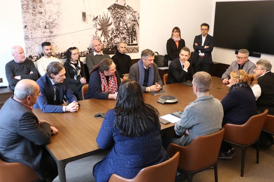 Rossi de Mio, Kofler, Alfreider e Vallazza (da sinistra al tavolo) all'incontro con i rappresentanti delle sigle sindacali. (Foto: USP/Ingo Dejaco)