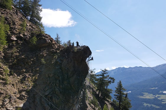 Die Auffangnetze wurden gestern (26. August) am oberen instabilen Teil des Felsblocks angebracht. Ihn zu entfernen, ist Teil Schutzmaßnahmenprogramms im Landesamt für Geologie und Baustoffprüfung. (Foto: LPA)