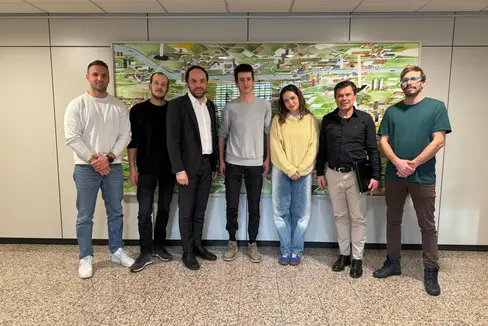 Una rete di lavoro a sostegno degli studenti che organizzano i balli di maturità. Nella foto (da sinistra) Simon Wielnig e Matthias Pixner della Consulta provinciale degli studenti, l'assessore provinciale Philipp Achammer, il presidente della Consulta provinciale del Servizio giovani, Georg Rabanser e Nadine Thomaseth, anch'essa membro della Consulta, il direttore Konrad Pamer e Florian Pallua, coordinatore dell'Unità giovani del Forum prevenzione. (Foto: USP/René Ploner)
