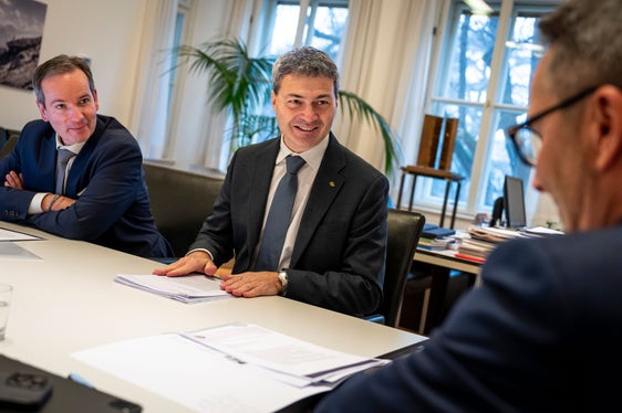 Il 54enne albergatore Klaus Berger (al centro) è stato eletto tre mesi fa presidente dell'Associazione albergatori e pubblici esercenti (HGV). Raffael Mooswalder (a sinistra) è direttore dell'Associazione albergatori e pubblici esercenti dal gennaio 2024. (Foto: USP/Fabio Brucculeri)