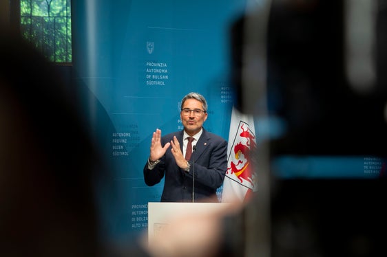 Il Piano della performance e la Relazione sulla performance sono espressione di principi generali, ovvero quelli di imparzialità, efficienza, economicità, rapidità, pubblicità e trasparenza, afferma il presidente Arno Kompatscher. (Foto: ASP/Fabrio Brucculeri)