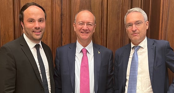 Scambio di opinioni sulle ultime modifiche legislative in Alto Adige nel campo dell'istruzione e sulla formazione professionale altoatesina: (da sinistra) l'assessore provinciale Achammer, il ministro dell'Istruzione Giuseppe Valditara e il deputato Dieter Steger. (Foto: ASP/René Ploner)