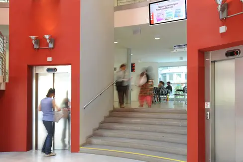 L'8 agosto la Giunta provinciale darà all'Agenzia provinciale per le relazioni sindacali le linee guida per le trattative del Contratto collettivo d'intercomparto per il prossimo periodo contrattuale e l'autorizzerà a concludere tempestivamente contratti parziali per gli arretrati, le compensazioni e gli acconti promessi: nella foto dipendenti pubblici nel Palazzo provinciale 12 (Foto: ASP)