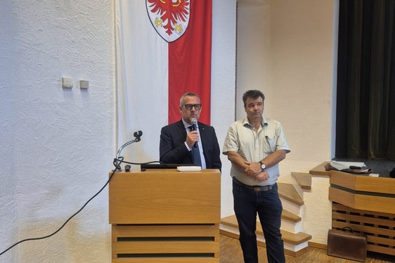 Bei der Präsentation erklärte Landesrat Christian Bianchi (links) und der Direktor des Landesamts für Geologie und Baustoffprüfung, Volkmar Mair, dass das geologische Kartenblatt mehr als nur eine Karte sei. Es sei vielmehr ein wichtiges Arbeitsinstrument, das es ermögliche Gebiete besser zu schützen und sie nachhaltig zu entwickeln. (Foto: LPA/Gianluca Crocco)