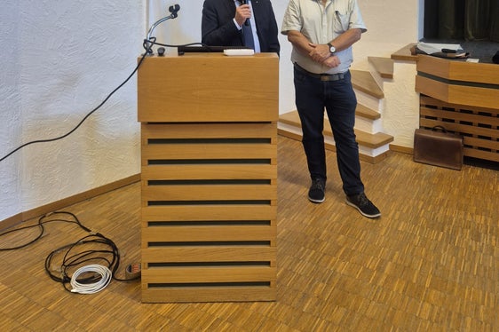 Durante la presentazione l’assessore provinciale Christian Bianchi, in foto (da sinistra) con il direttore dell'Ufficio Geologia e prove materiali Mair Volkmar, ha dichiarato che “il foglio geologico è più di una mappa, è uno strumento operativo che ci consente di intervenire con maggiore precisione e tempestività. Anterselva è un territorio prezioso, e conoscere la sua struttura geologica ci permette di proteggerlo meglio e di valorizzarlo in modo sostenibile”. (Foto: USP/Gianluca Crocco)