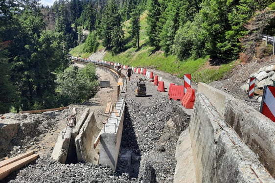 Nach Setzungen an der Talseite werden die Böschungen an der Straße auf den Furkelpass besser befestigt. (Foto: LPA/Straßendienst Pustertal)