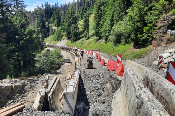 Dopo il cedimento del versante a valle, i terrapieni della strada per il Passo Furcia sono stati rinforzati. (Foto: ASP/Servizio strade Val Pusteria)