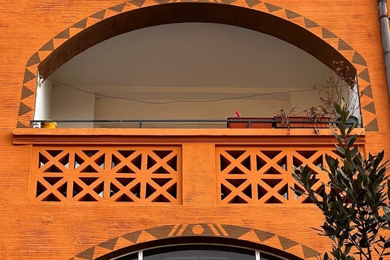 Das Gebäude in der Rosministraße ist ein qualitätvolles und anschauliches Beispiel der frühen Architektur des 20. Jahrhunderts in Bozen dar und dokumentiert sowohl die Bauweise als auch die gestalterischen Ansprüche dieser Zeit in bemerkenswerter Geschlossenheit. (Foto: Landesdenkmalamt/Klaus Ausserhofer)